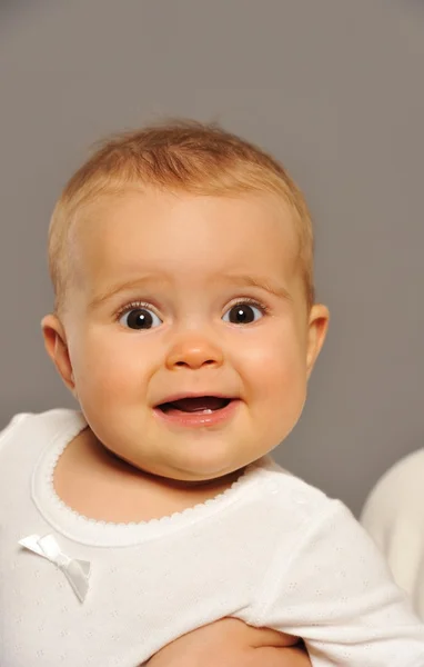 Αξιολάτρευτο μωρό απομονωμένο σε λευκό — Φωτογραφία Αρχείου