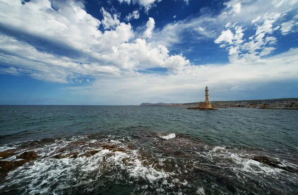 青い曇り空に美しい灯台 — ストック写真