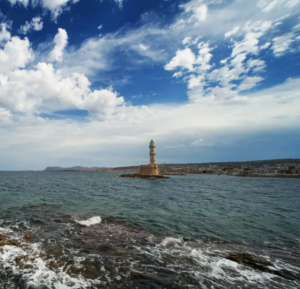 青い曇り空に美しい灯台 — ストック写真