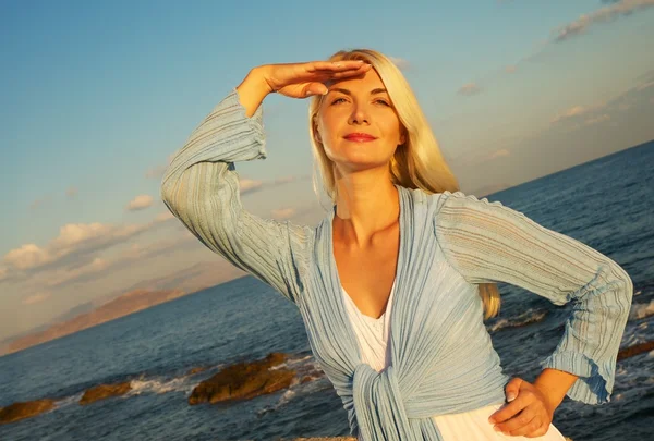 Hermosa mujer cerca del mar —  Fotos de Stock