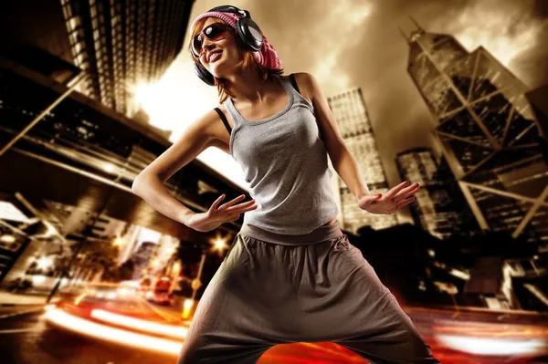 Vackra dansande flicka på en gata — Stockfoto