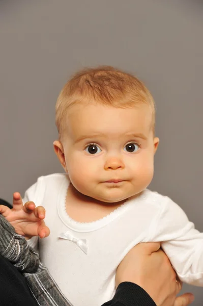 Αξιολάτρευτο μωρό που απομονώνονται σε γκρι φόντο — Φωτογραφία Αρχείου