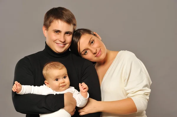 Gelukkige familie geïsoleerd op grijze achtergrond — Stockfoto