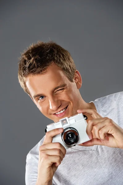 Jonge man met een fotocamera — Stockfoto
