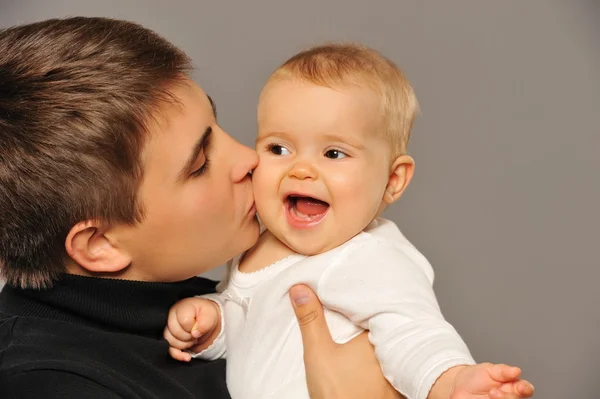 Счастливый отец со своим ребенком — стоковое фото