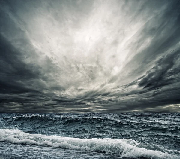 Большая океанская волна ломает берег Стоковое Изображение