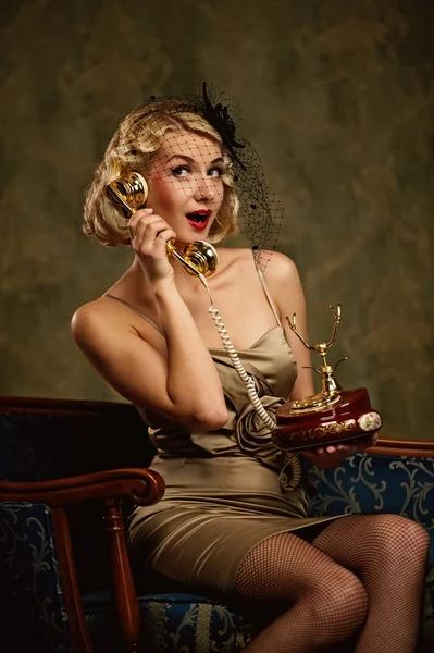 Όμορφη γυναίκα με ένα τηλέφωνο. ρετρό πορτρέτο — Φωτογραφία Αρχείου