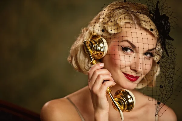 Una donna adorabile con un telefono. Ritratto retro — Foto Stock