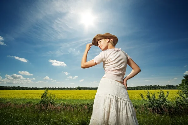 Mooie vrouw in cowboy-hoed — Stockfoto