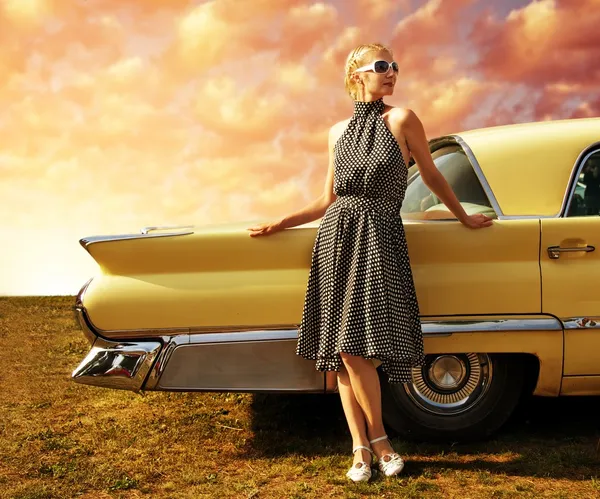 Piękna pani stojący w pobliżu samochód retro — Zdjęcie stockowe