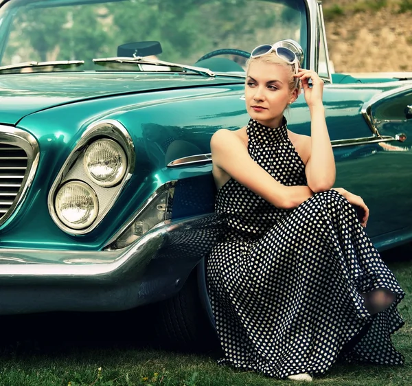 Retro Cabrio oturan güzel Bayan — Stok fotoğraf