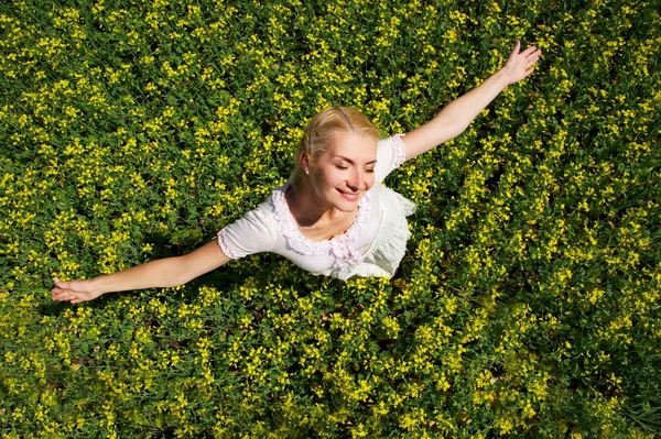 Bir çayır üzerinde güzel bir kadın — Stok fotoğraf