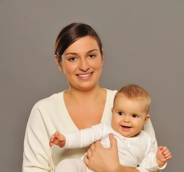 彼女は愛らしい赤ん坊と母親 — ストック写真