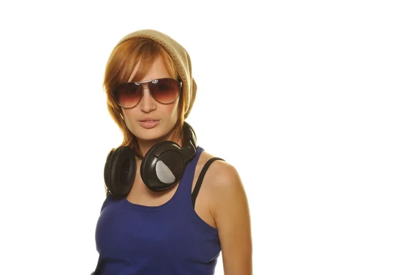 Stilvolles junges Mädchen mit Kopfhörern — Stockfoto