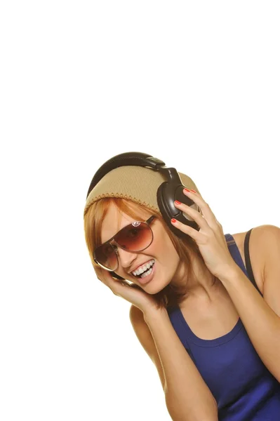 Chica joven con estilo con auriculares — Foto de Stock