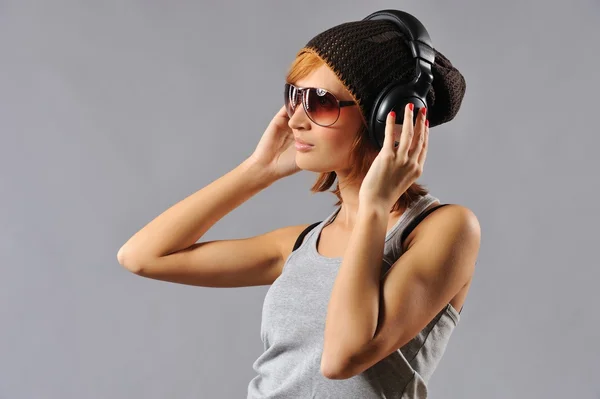 Menina elegante com fones de ouvido — Fotografia de Stock