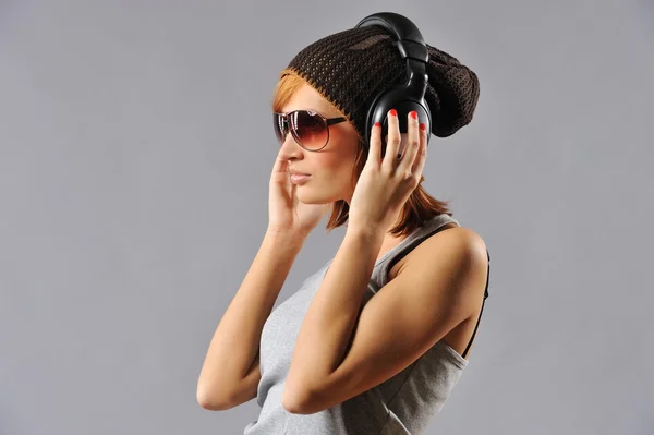 Chica joven con estilo con auriculares —  Fotos de Stock