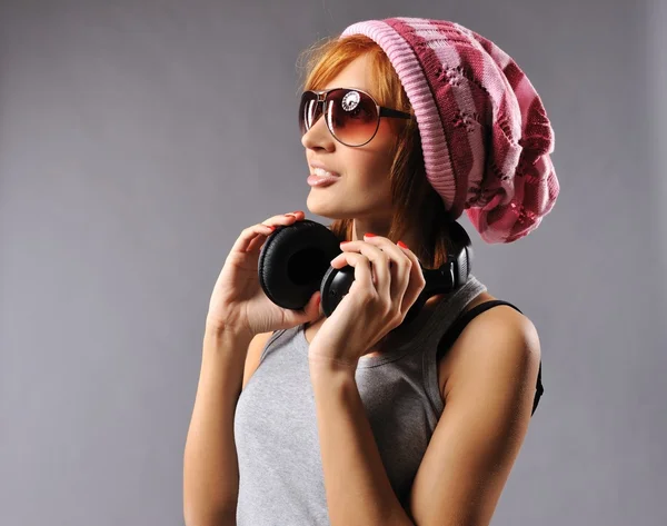 Elegantní mladá dívka se sluchátky — Stock fotografie