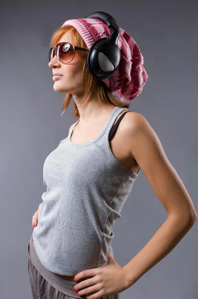 Chica joven con estilo con auriculares —  Fotos de Stock