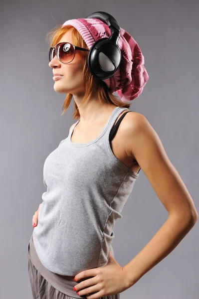 Κομψό νεαρή κοπέλα με ακουστικά — Φωτογραφία Αρχείου