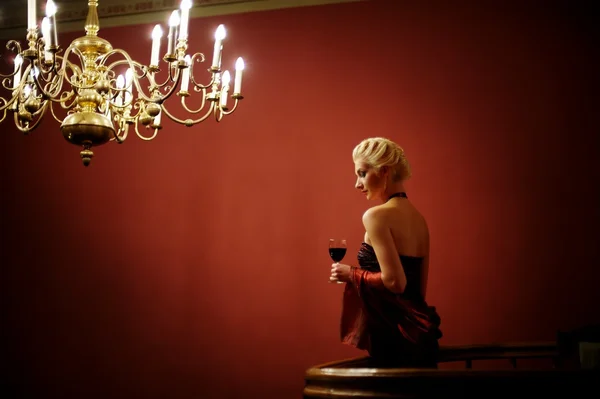 Atrakcyjny dama przy lampce czerwonego wina — Zdjęcie stockowe