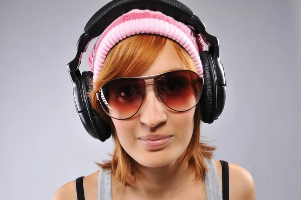 Stylowa dziewczyna ze słuchawkami — Zdjęcie stockowe