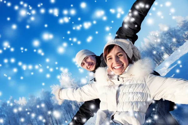 Felice coppia sorridente su uno sfondo invernale — Foto Stock