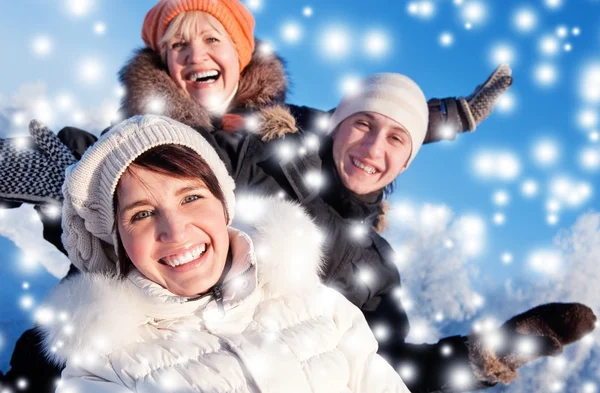 Happy vrienden op een achtergrond van de winter — Stockfoto