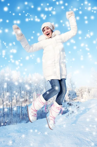 Glückliches Mädchen springt in den Schnee — Stockfoto