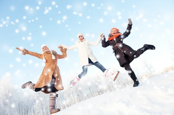 Glada tjejer som hoppar i snön — Stockfoto