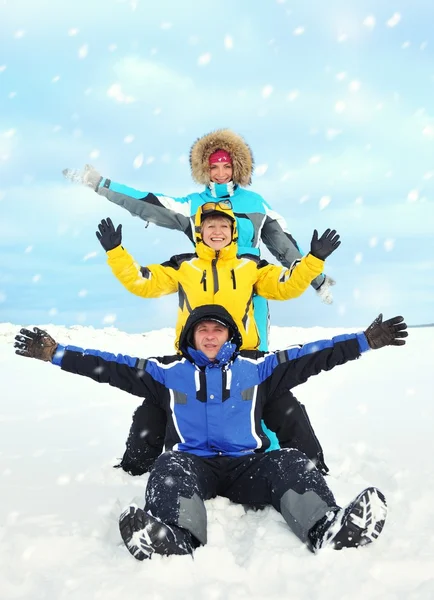 Kış arka plan üzerinde mutlu bir aile — Stok fotoğraf