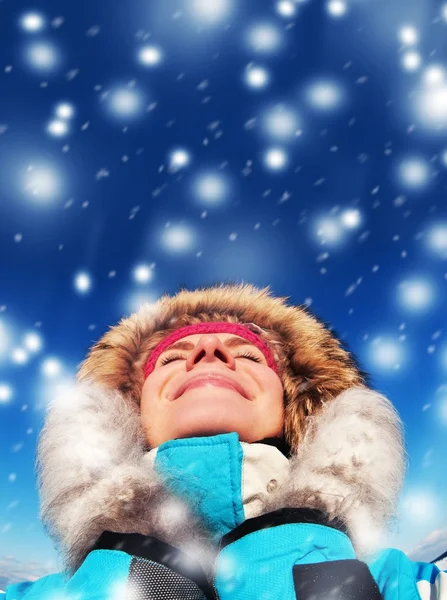 Vacker kvinna njuter vinterdag — Stockfoto