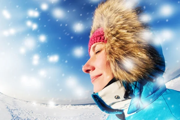 아름 다운 여 자가 즐기는 겨울 날 — 스톡 사진