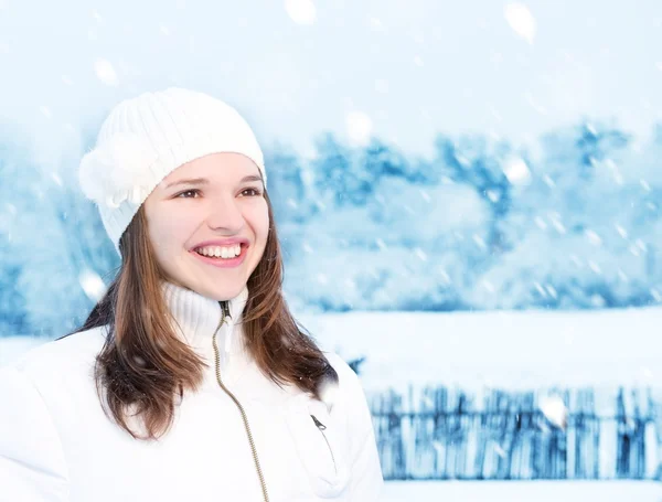Bella giovane donna in abbigliamento invernale all'aperto — Foto Stock