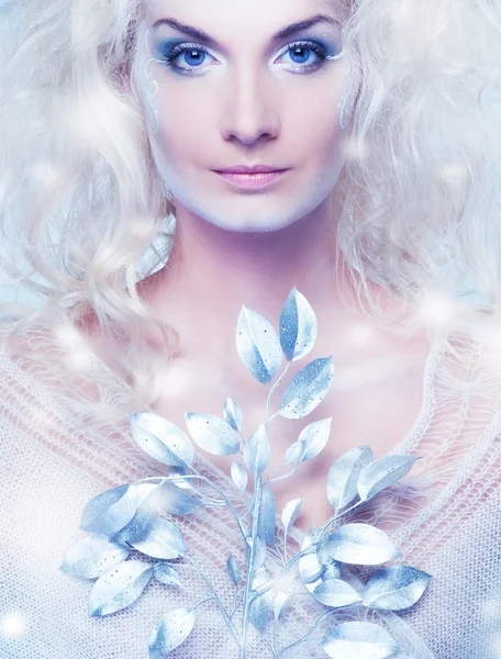 Rainha da neve com um galho mágico — Fotografia de Stock