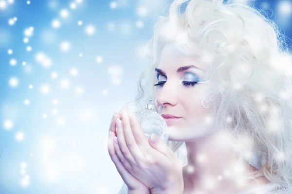 Schöne Schneekönigin mit Weihnachtskugel — Stockfoto