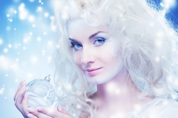 Bela rainha da neve com uma bola de Natal — Fotografia de Stock