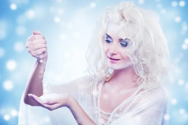 Snow queen spelar med snö — Stockfoto