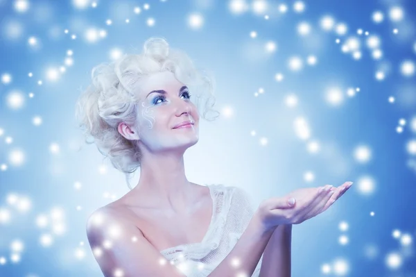 Прекрасная снежная королева с пенными пузырями — стоковое фото