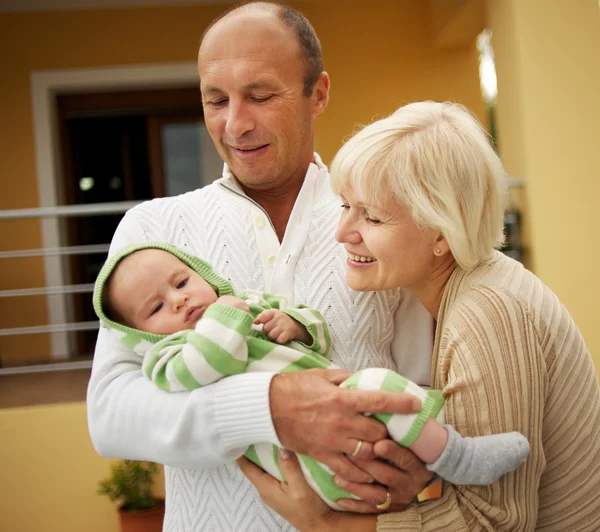Abuelos con su nieto — Foto de Stock