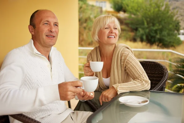 Пара середнього віку п'є каву — стокове фото
