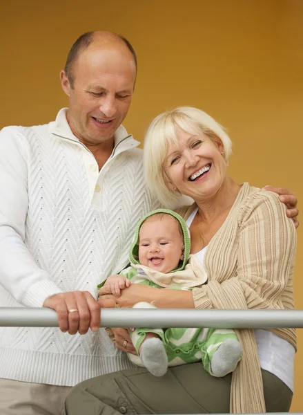 Morföräldrar med hans barnbarn — Stockfoto