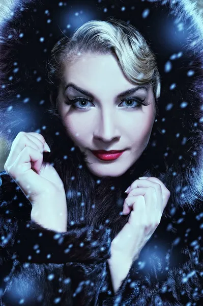 Kış kürk paltolu güzel bir kadın. Retro portre — Stok fotoğraf