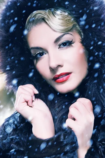 Όμορφη γυναίκα σε γούνινο παλτό χειμώνα. ρετρό potrait — Φωτογραφία Αρχείου