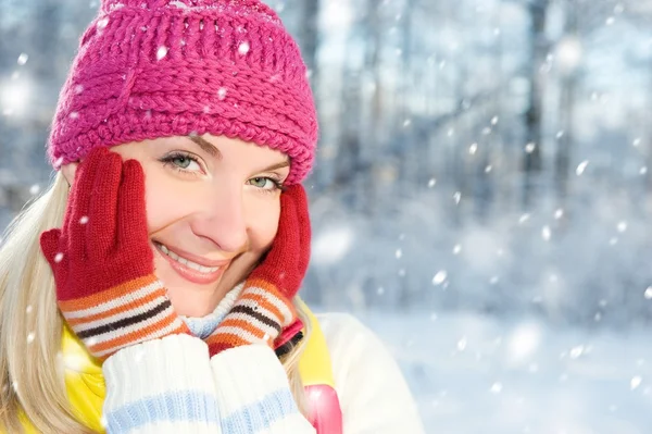 Frysta vacker kvinna i vinter kläder utomhus — Stockfoto
