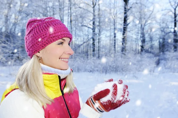 Eingefrorene schöne Frau in Winterkleidung im Freien — Stockfoto