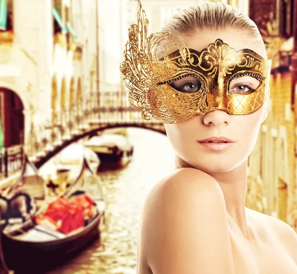 ヴェネツィアのカーニバルのマスクを持つ女性 — ストック写真