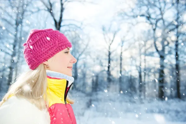 Eingefrorene schöne Frau in Winterkleidung im Freien — Stockfoto