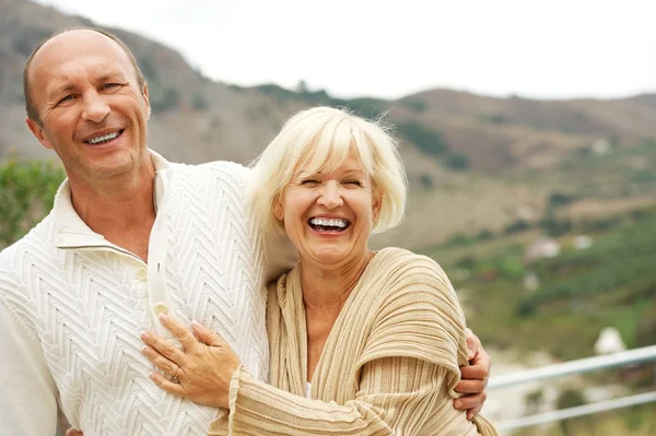 Подружньої пари середнього віку на відкритому повітрі — стокове фото