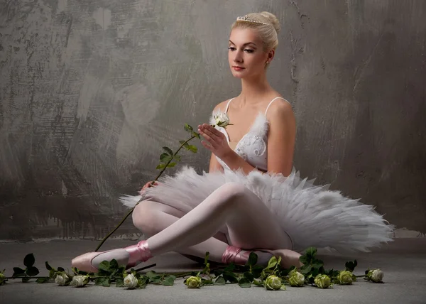 Beautiful ballet dancer with a white roses — Stock Photo, Image